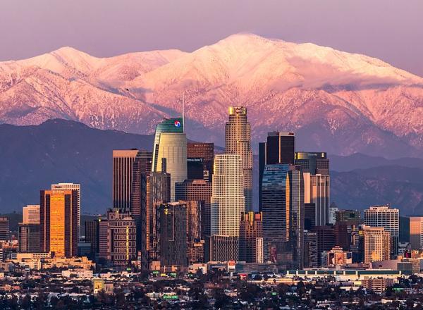 la skyline in front of mountains 